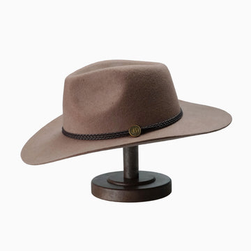 Elegant Flat-Brim Hat – Warm Camel Felt, Subtle Metal Accent